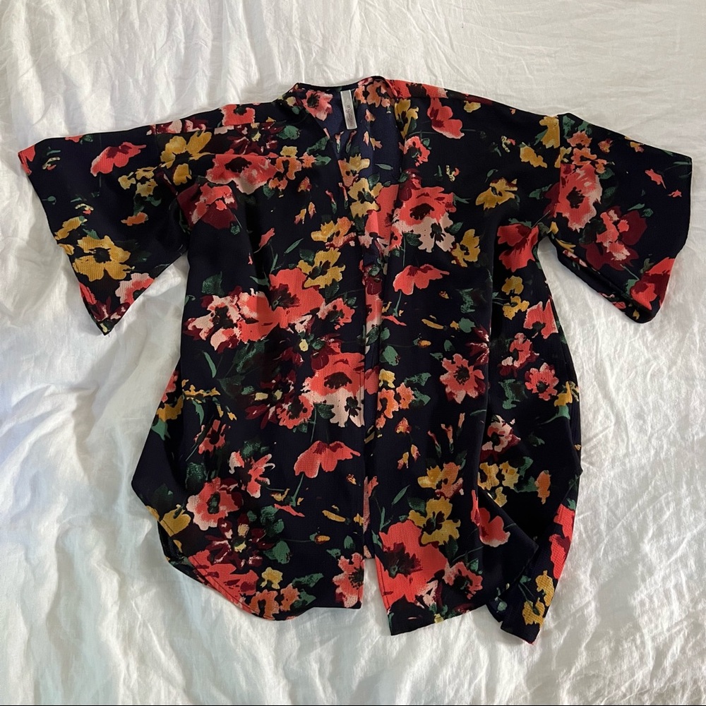 One size floral kimono.